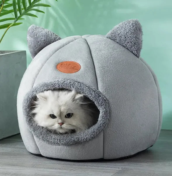 Large Winter Cat Bed - Cozy Enclosed Bed Design